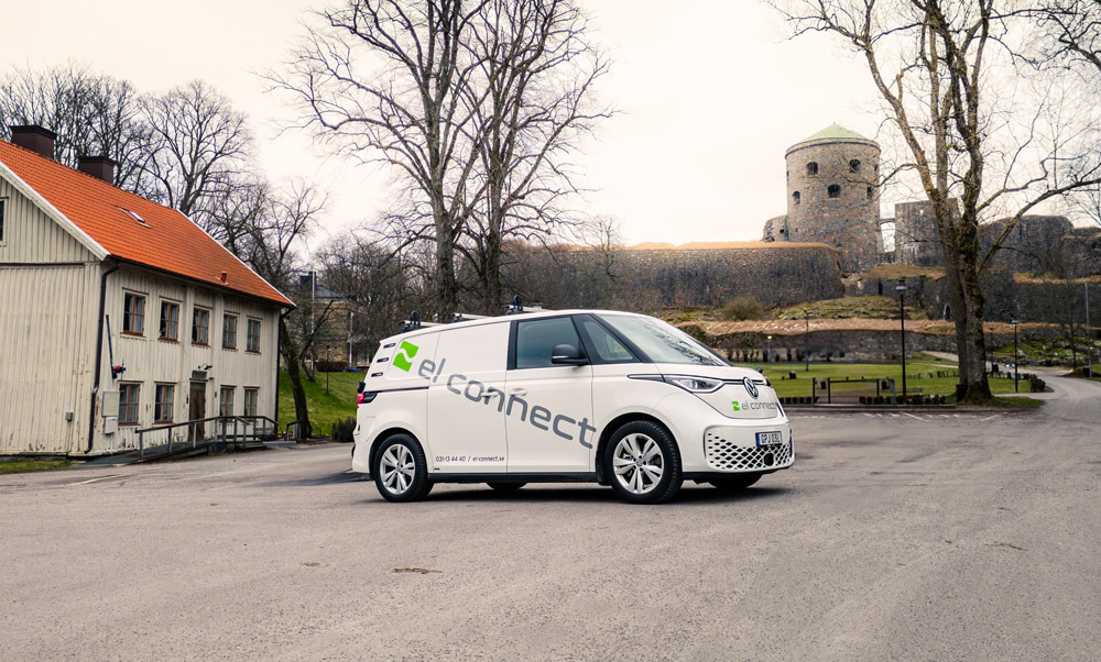 Firmabilen parkerad framför Bohus fästning