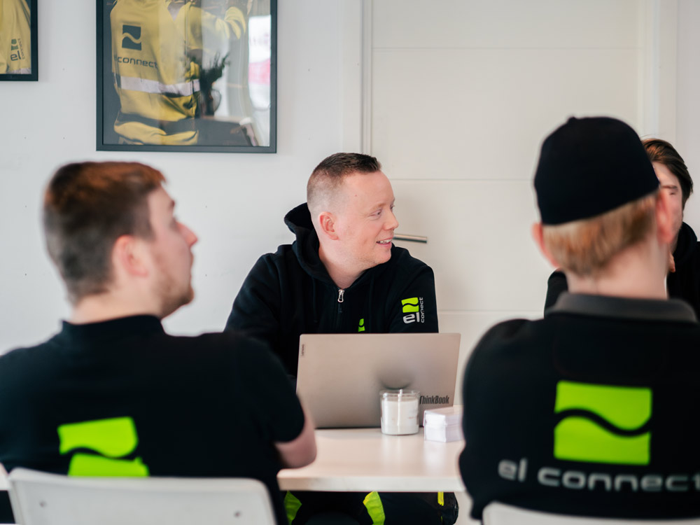 Kollegor som sitter i ett möte