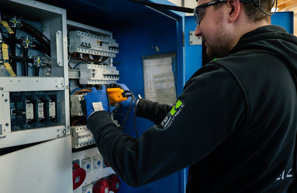 En elektriker arbetar i ett elskåp